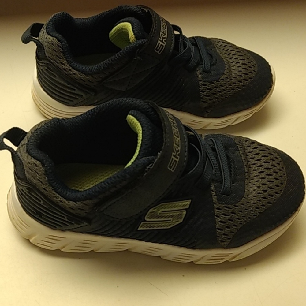 Toddler size 9 skechers